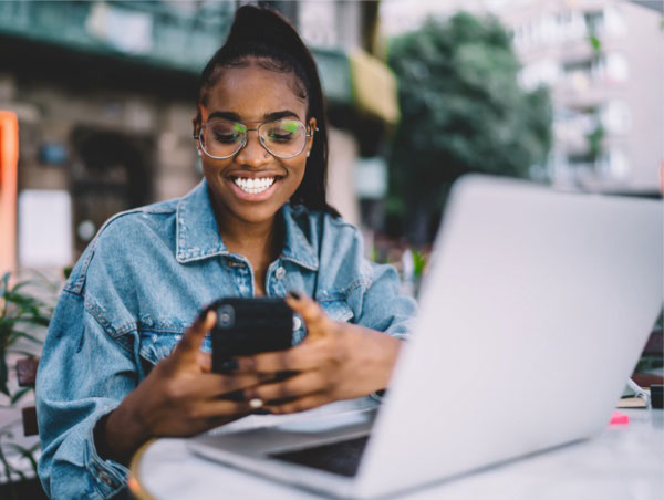 Donna che utilizza il telefono