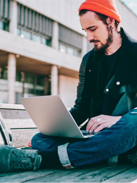 Uomo che utilizza il laptop